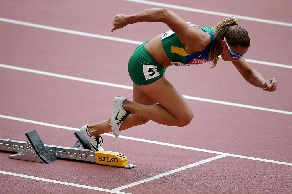 Atleta em pista de atletismo de 400m em sprint