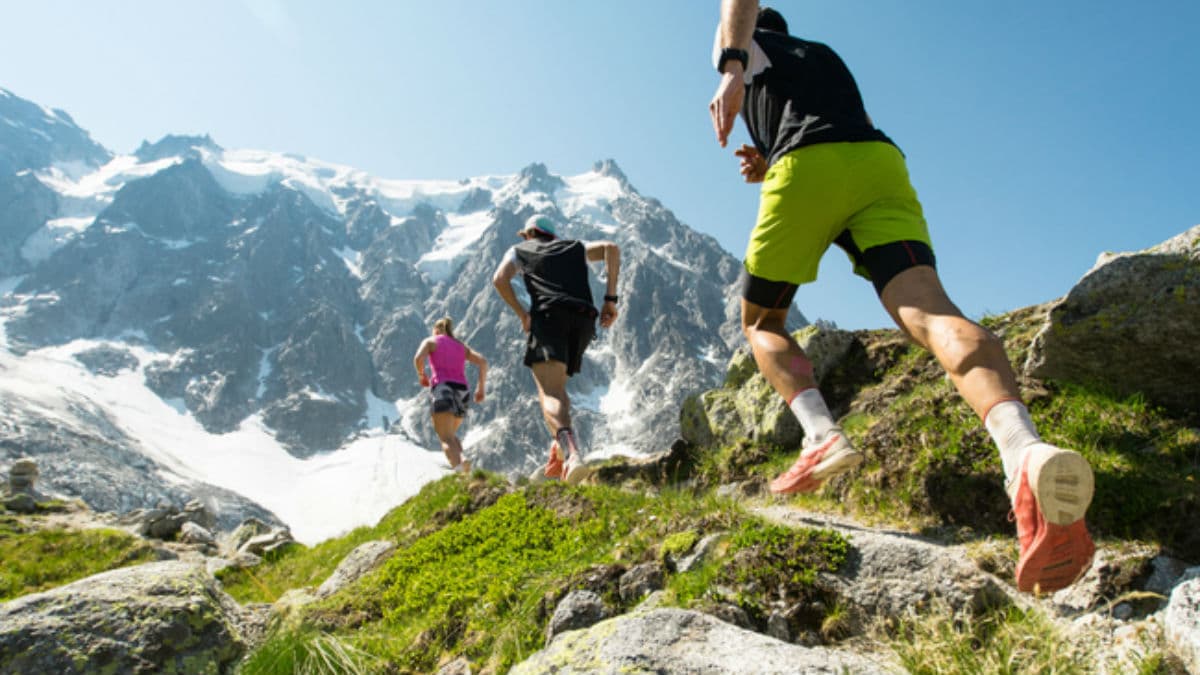 Atleta correndo em trilha ou montanha